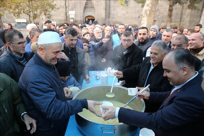 Büyükkılıç, sabah namazına gelen vatandaşlara çorba ikram etti 