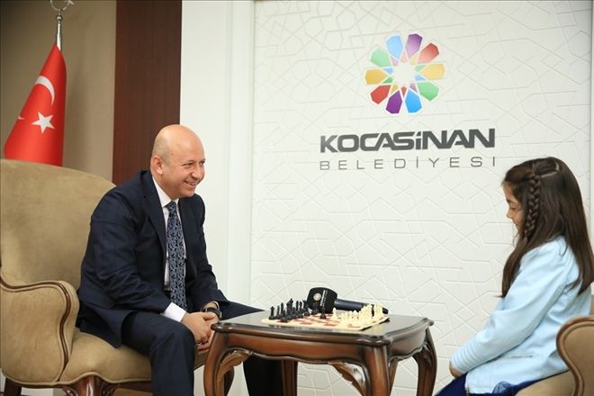 Başkan Çolakbayrakdar, minik sporcuyla satranç oynadı 