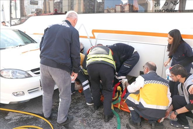 Yolda yürürken kaza yapan otomobilin altında kaldı 