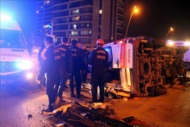 Otomobille çarpışan ambulans devrildi: 5 yaralı 