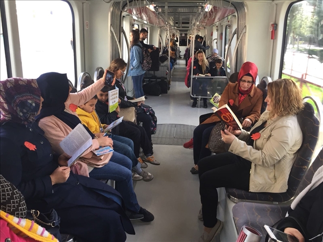 İlkokul öğrencilerinden tramvayda kitap okuma etkinliği 