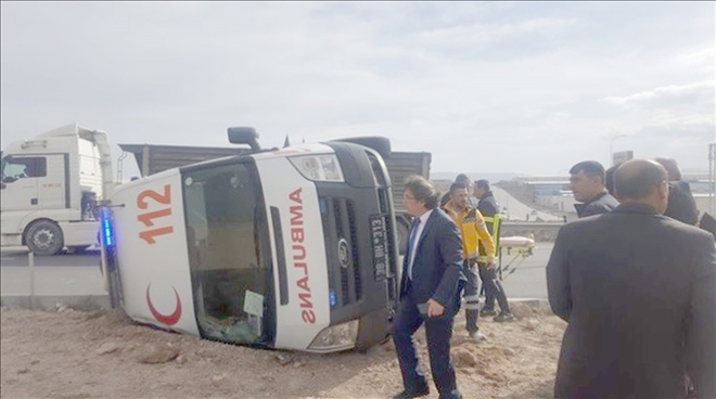  Hamile kadını taşıyan ambulans devrildi: 6 yaralı 