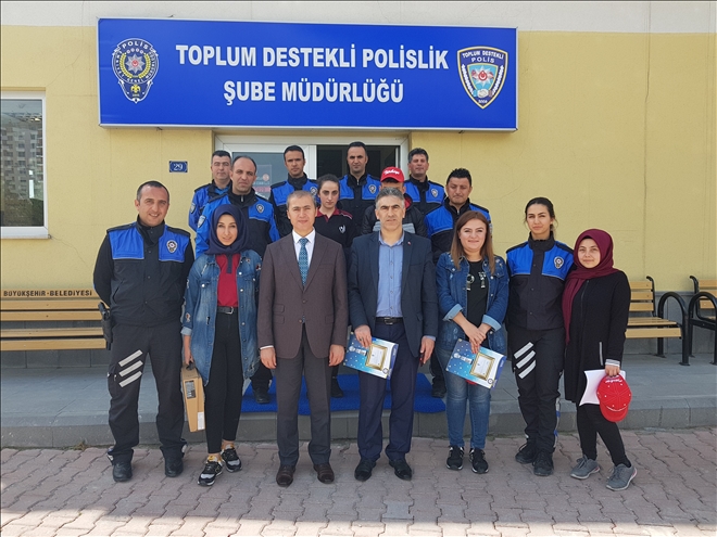 Öğrencilerden polislere ziyaret 