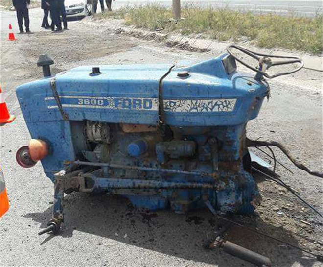 Otomobilin çarptığı traktör 2´ye bölündü: 2 yaralı 