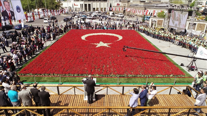 Dünyanın en büyük Türk bayrağı temalı lale peyzajı 
