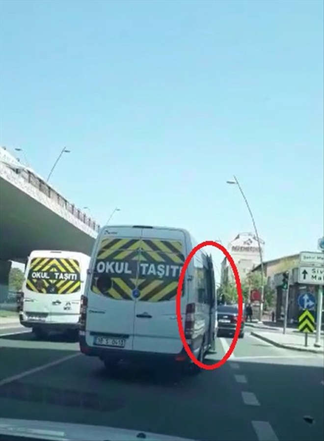 Öğrenci servisi trafikte kapısı açık şekilde ilerledi 