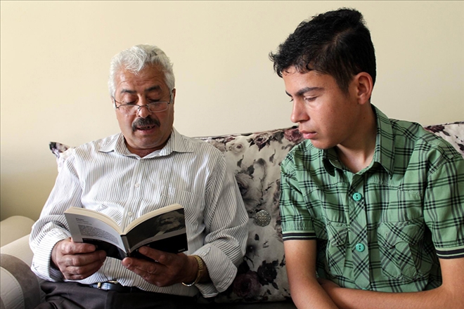 Görme engelli Caner, babasının okuduğu kitaplarla üniversite eğitimi görüyor 