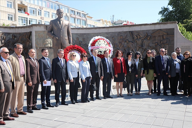 Eczacılar Atatürk Anıtı´na çelenk bıraktı 