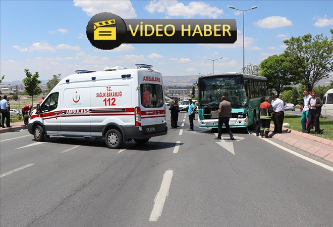 Tıra çarpan halk otobüsü refüje çıkarak durabildi: 9 yaralı 