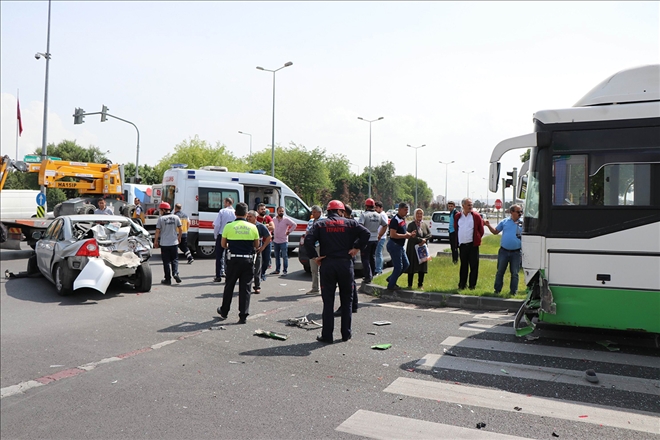 Halk otobüsü, 3 otomobile çarptı: 6 yaralı 