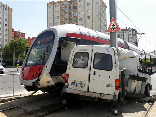 Minibüs ile tramvay çarpıştı: 1 yaralı 