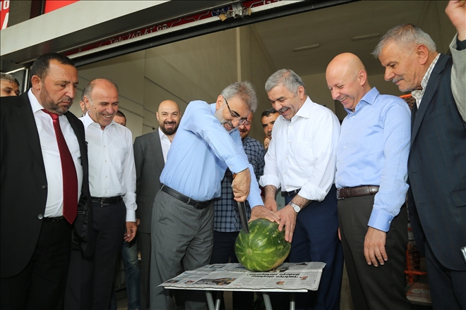 Başkan Çelik hal esnafı ile 