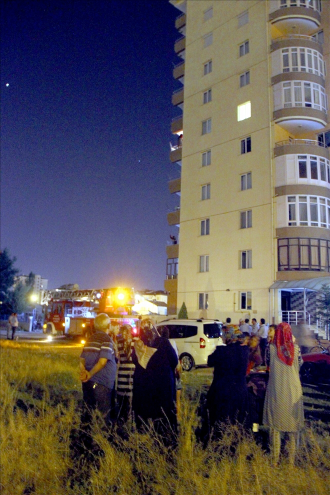 İntihar için balkona çıkan kadını polis ikna etti 