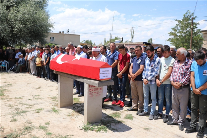 Trafik kazasında hayatını kaybeden uzman onbaşı son yolculuğuna uğurlandı 