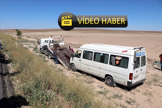 Lastiği patlayan yolcu minibüsü şarampole yuvarlandı: 17 yaralı 