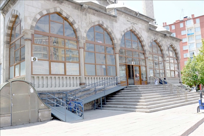 Melikgazi Belediyesi camilere engelli rampası yapıyor 