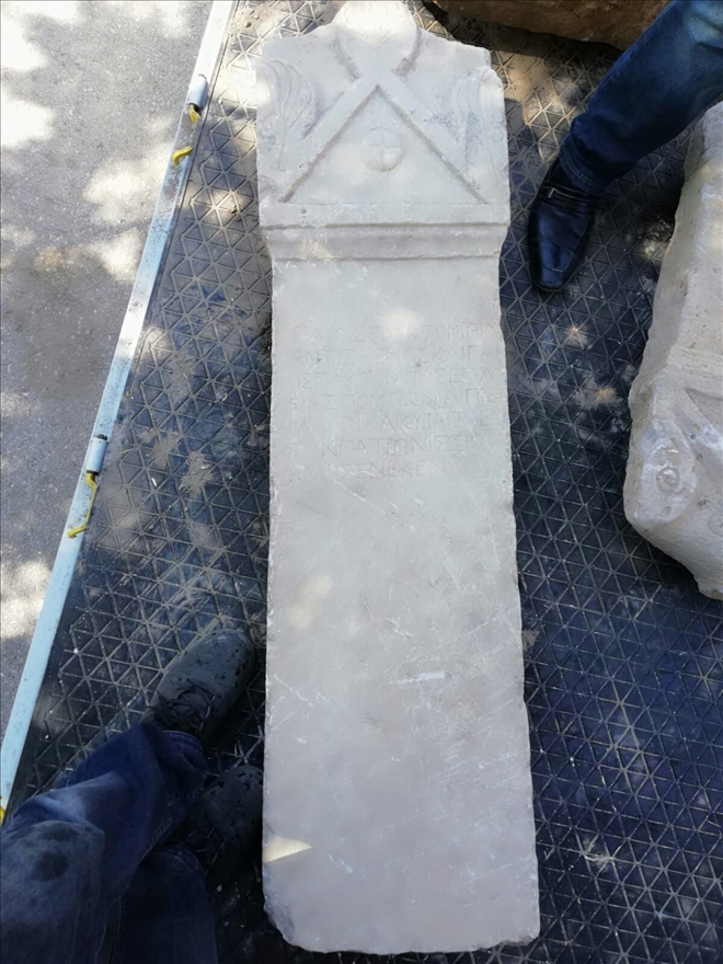 Tarihi eser kaçakçıları Roma dönemine ait mezar taşı ile yakalandı 