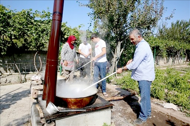 Başkan Çelik ailesiyle birlikte pekmez kaynattı 