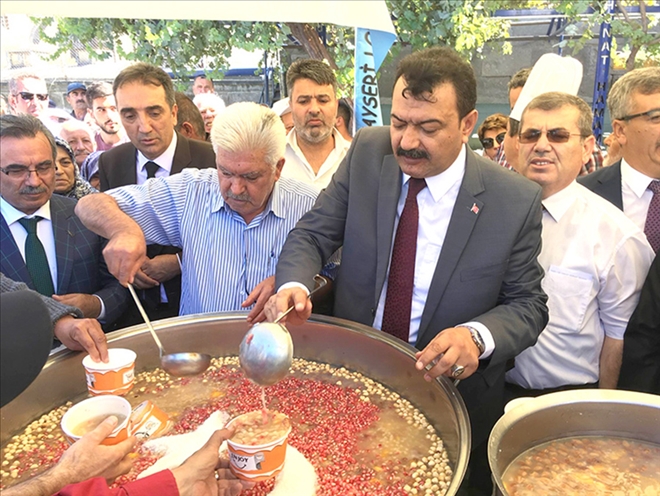 Lokantacılar ve Pastacılar Odası 10 bin kişilik aşure dağıttı 