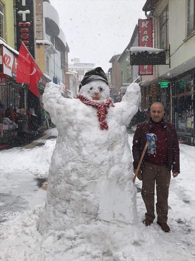 Esnaflardan 2 metrelik kardan adam 