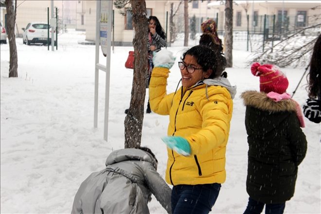 İlk defa karla oynayan çocuklar büyük heyecan yaşadı 