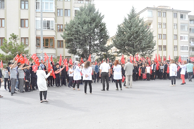 Tekden Koleji Öğrencilerinden Mehmetçiğe Komando Marşlı Destek 