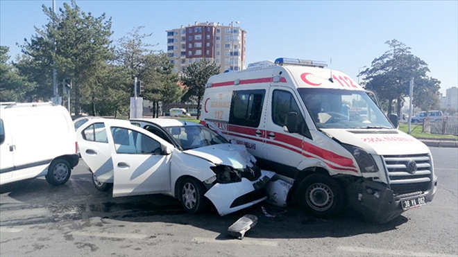 Hasta taşıyan ambulansa otomobil çarptı: 6 yaralı 