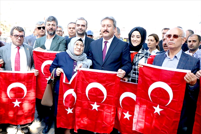 Cumhuriyet Meydanı Türk bayrakları ile donatıldı 