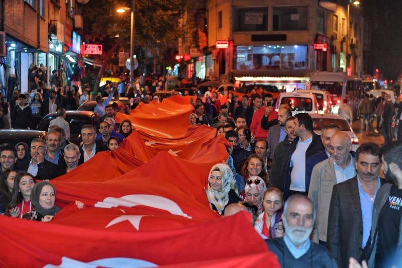 Beyoğlu’nda dev Türk bayrağı ile Cumhuriyet yürüyüşü