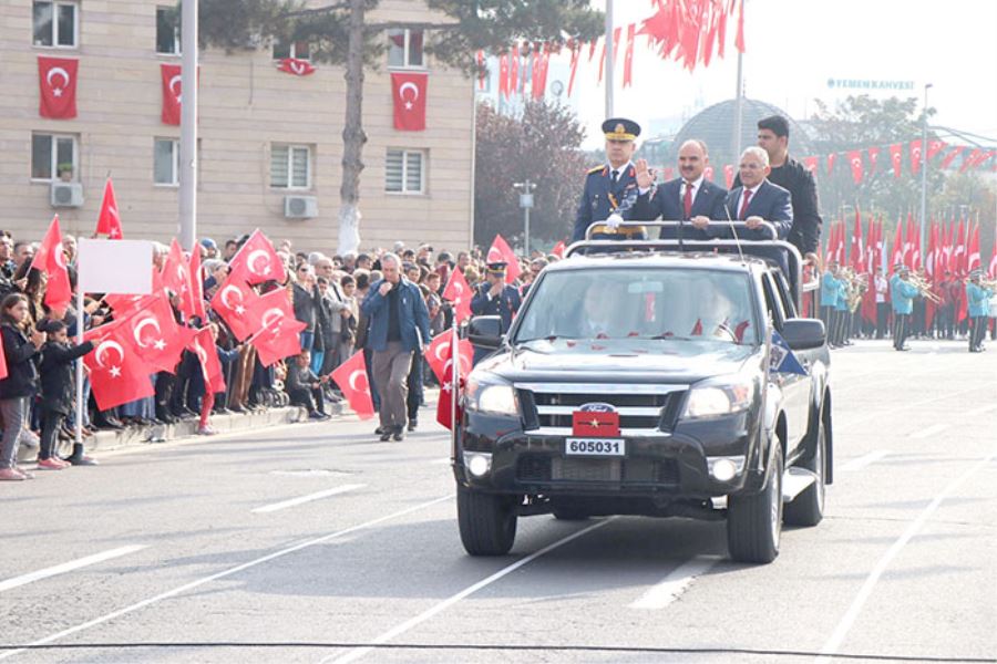 TÜRK MİLLETİ  BOYUN EĞMEZ