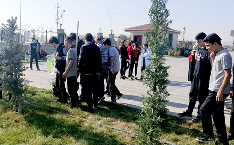 Öğrenciler okullarının bahçesini ağaçlandırdı 