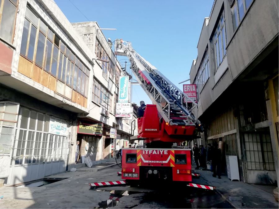 Kayseri’de iş yerinin çatısında çıkan yangın söndürüldü 