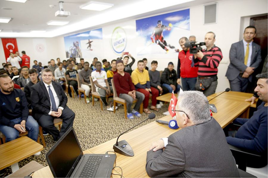 Başkan Büyükkılıç, farklı ülkelerden gelen misafir öğrencilerle Erciyes’te bir araya geldi 