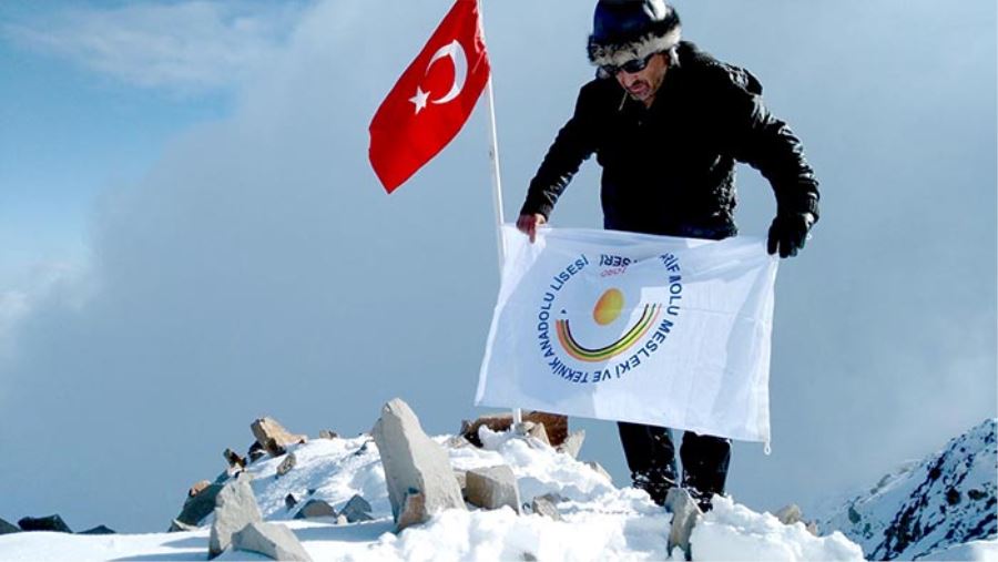 24 Kasım Öğretmenler gününü Erciyes Dağı’nın zirvesinde tek başına kutladı 