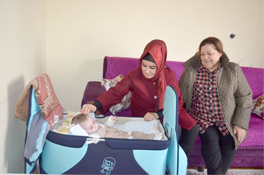 İlçe Sağlık Müdürü Anteplioğlu yardım bekleyen aileyi ziyaret etti 