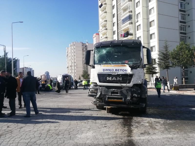 Kayseri’de beton mikseri, halk otobüsüne çarptı: 16 yaralı