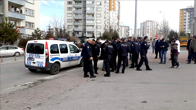 Taksi durağında bıçaklı kavga: 4 yaralı 