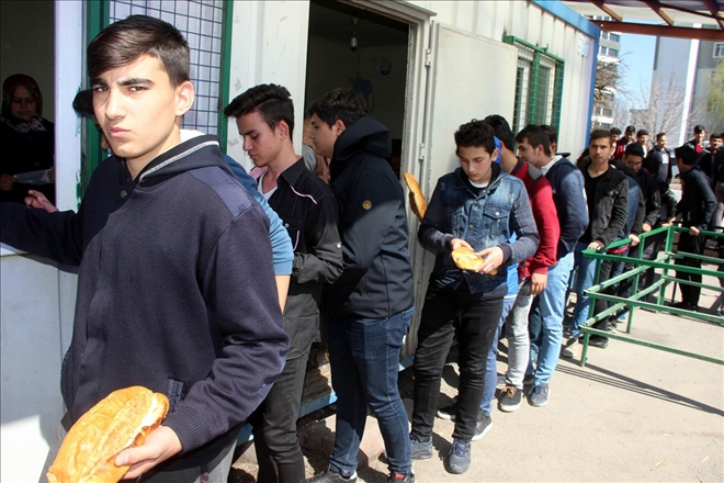 Öğrencilerin öğle yemekleri darülacezeden 