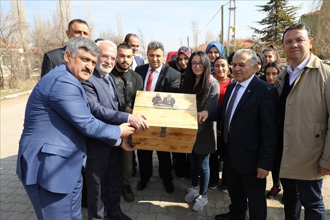 Sarıoğlan ziyaretinde Başkan Büyükkılıç´a şaşırtan hediye 