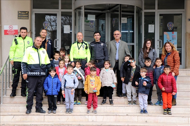 Minik öğrencilerden polis ağabeylerine ziyaret 