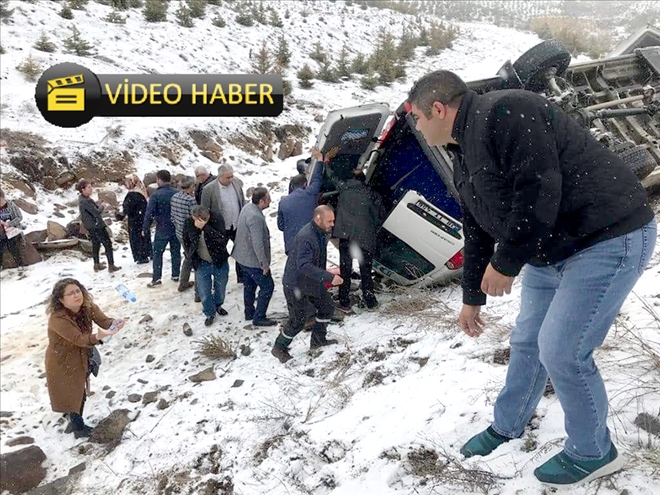 Erciyes´te yolcu minibüsü şarampole devrildi: 3 yaralı 