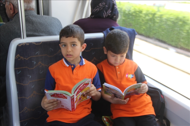 Kitap okumayı teşvik etmek için tramvayda kitap okudular 