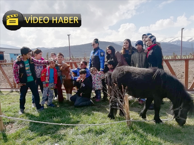 Toplum destekli polisler otizmli çocuklara at çiftliğini gezdirdi 
