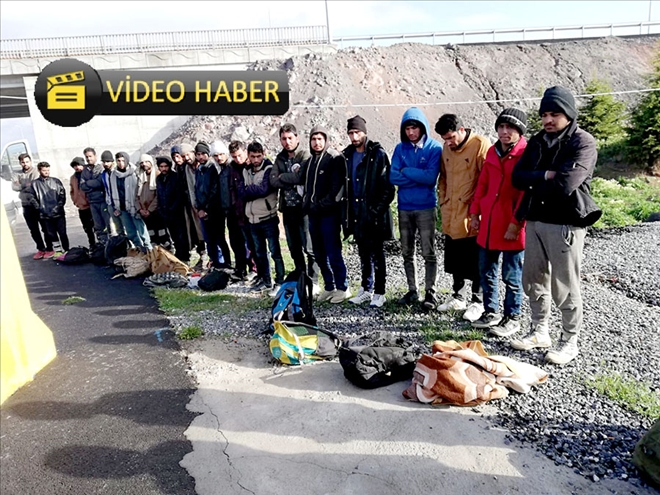 Kamyonun kasasından 33 kaçak göçmen çıktı 