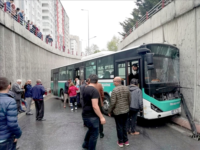Özel halk otobüsü alt geçitte kaza yaptı: 8 Yaralı 