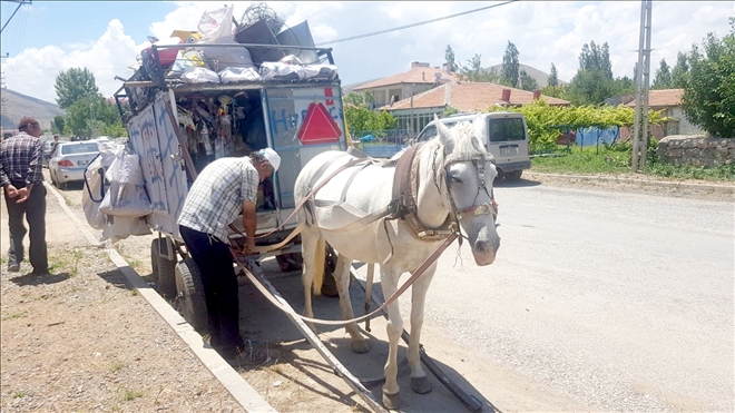 Çerçici hem zamana hem teknolojiye direniyor 