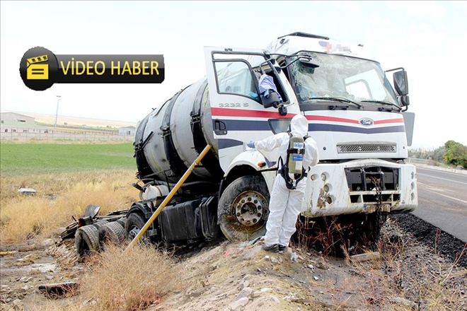 Asit yüklü tanker devrildi 