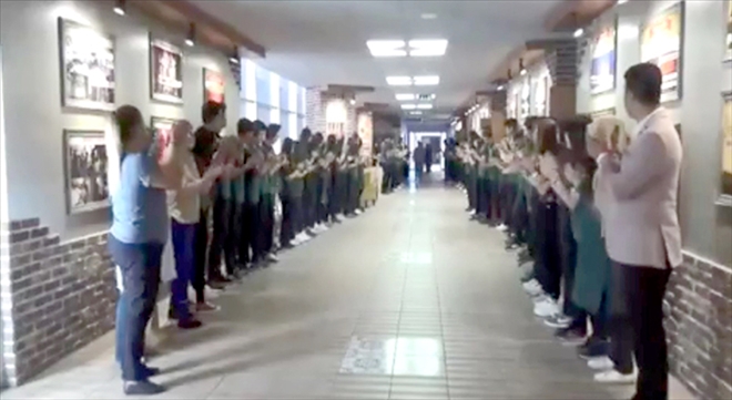 Kayseri Lisesi´nde okula yeni başlayan öğrenciler Kayseri Lisesi Marşı ile karşılandı 