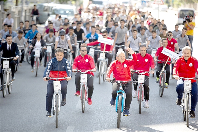 Başkan Büyükkılıç, bisiklete binerek şehir turu attı 