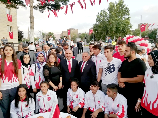 Zafer Bayramı resepsiyonu meydanda yapıldı 